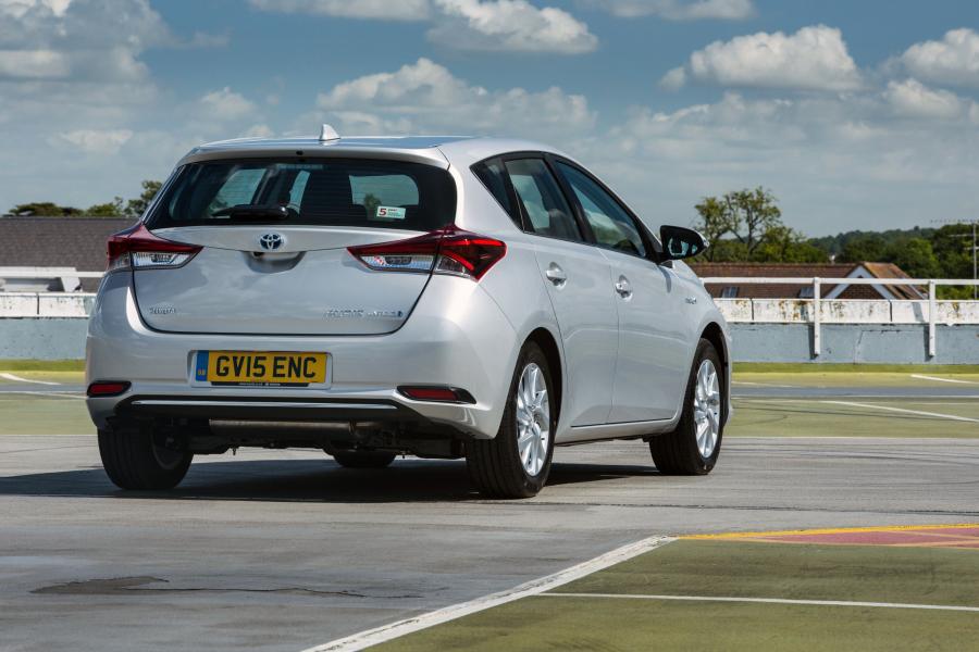  Toyota Auris Hybrid 2015 года  (UK) (фото 17 из 23)